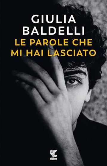 Copertina del libro "Le parole che mi hai lasciato" di Giulia Baldelli, edito da Guanda. Primo piano in bianco e nero del volto di un ragazzo parzialmente coperto da una mano.
